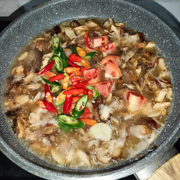 Kemudian tambahkan irisan tomat, cabai hijau, cabai keriting, dan cabai rawit utuh.