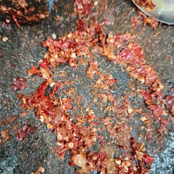 Haluskan cabe, terasi dan garam.