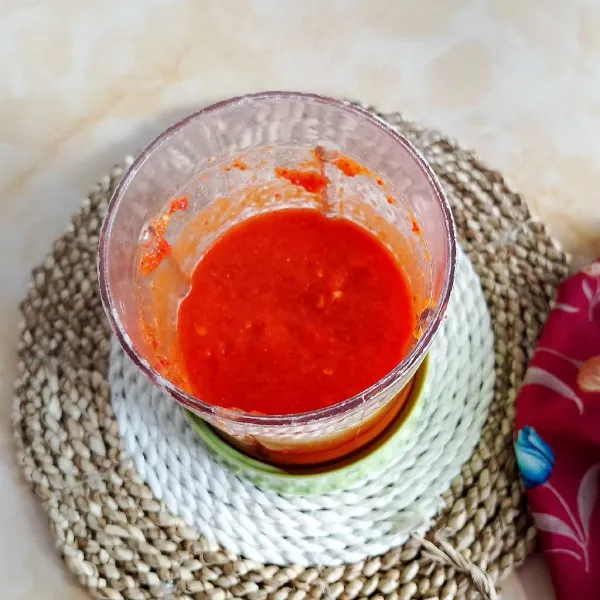 Blender semua bumbu halus.