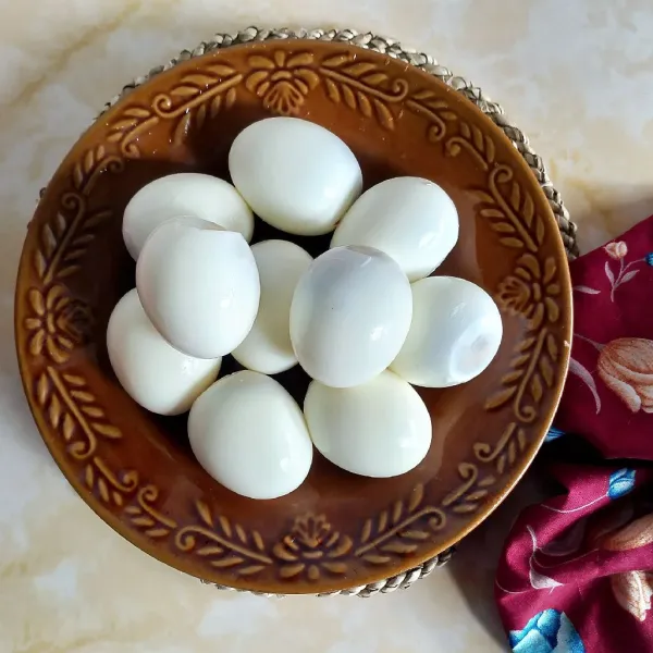 Kupas telur yang sudah di rebus, sisihkan.
