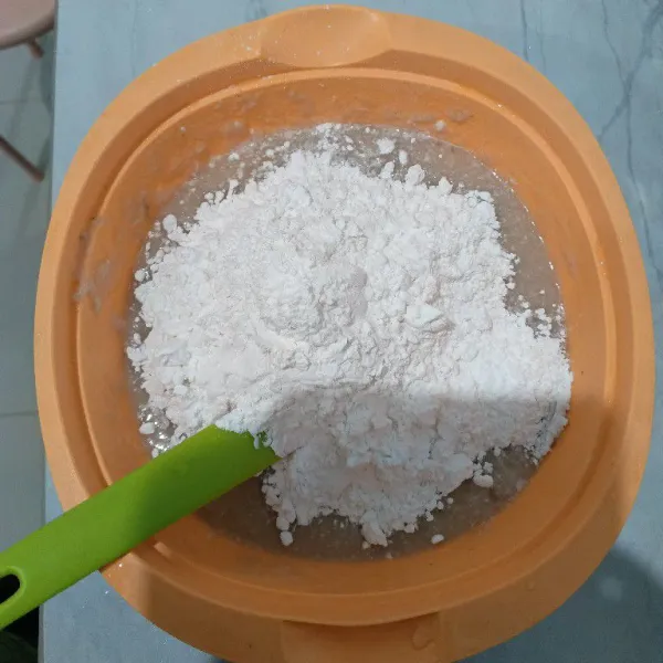 Tambahkan bahan A, aduk kembali hingga tercampur rata.
