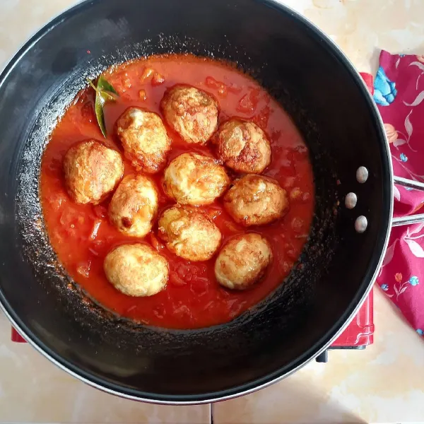 Masukkan telur rebus goreng, aduk terus hingga air menyusut. Kemudian angkat dan sajikan.
