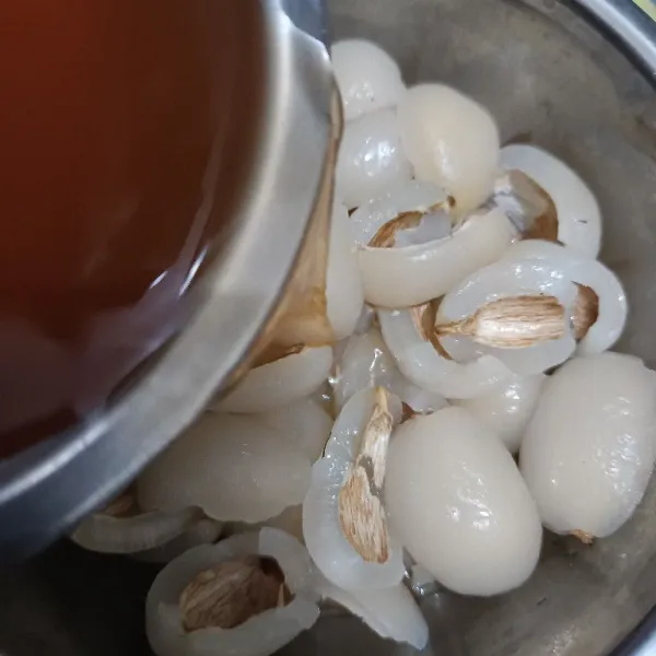 Tuangkan ke dalam wadah berisi rambutan kupas.
