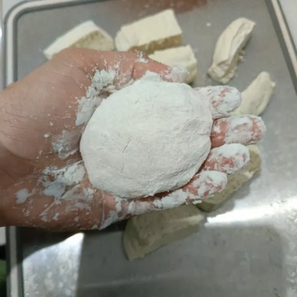 Bentuk bulat, jika masih terasa lengket, baluri adonan dengan tepung tapioka. Lakukan hingga semua bahan selesai.