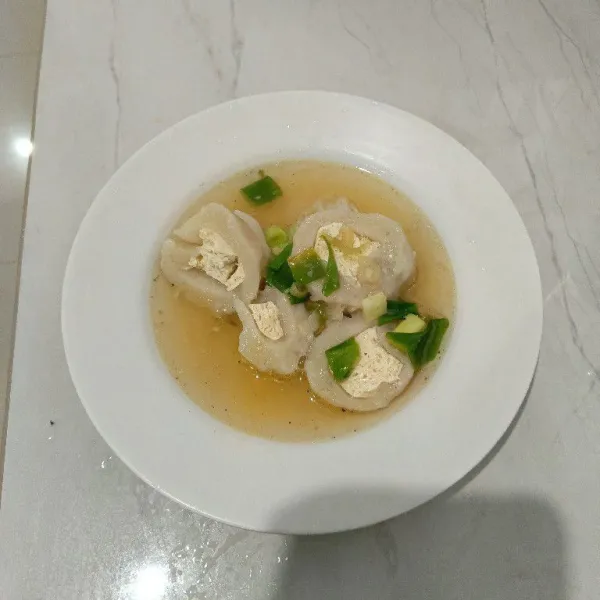 Letakkan potongan pempek ke dalam piring saji, tambahkan soun, lalu tuang kuah. Siap disajikan.