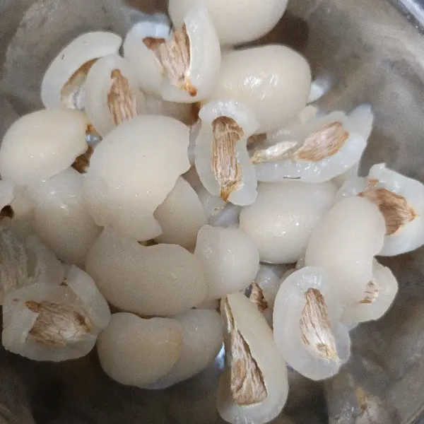 Kupas dan pisahkan rambutan dari bijinya. Sisihkan.