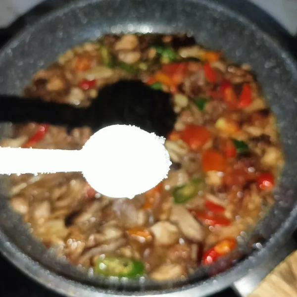 Tambahkan bumbu penyedap dan masak sampai meresap. Kemudian, koreksi rasa masakan dan siap disajikan!