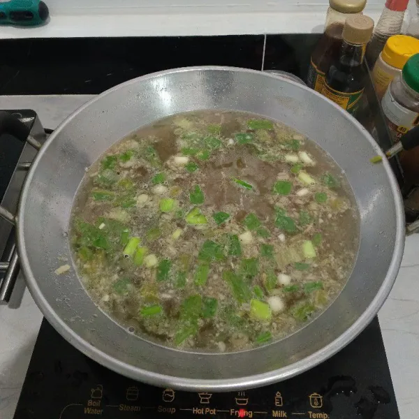 Tuang air, masak hingga mendidih. Tambahkan garam, kaldu bubuk, lada, dan gula. Setelah mendidih, masukkan irisan daun bawang. Masak hingga mendidih. Matikan api.