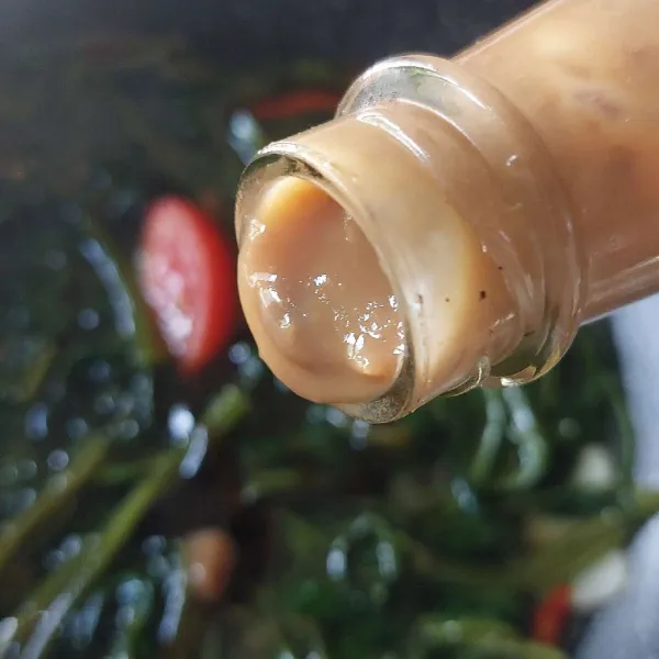 Tambahkan tauco dan bumbu-bumbu lainnya, aduk.