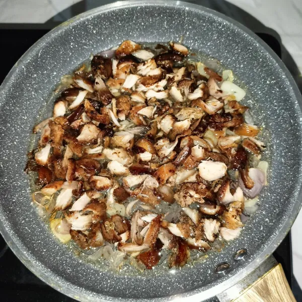 Masukkan ayam goreng suwir dan aduk rata.
