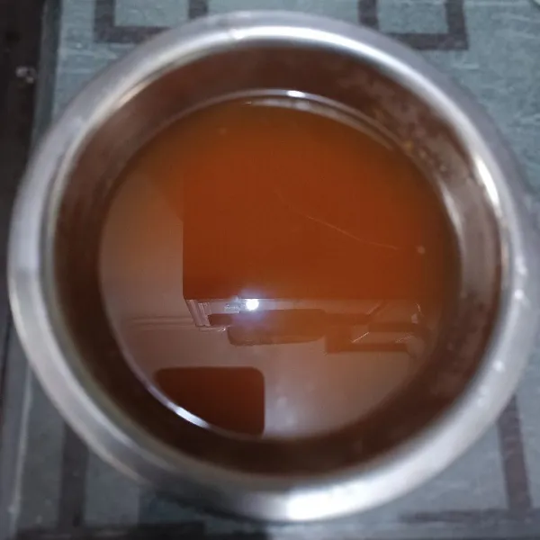 Saring air rebusan bumbu. Dinginkan hingga hilang uap panasnya.