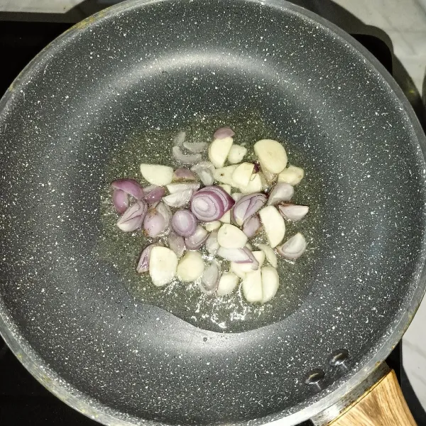 Tumis bawang merah dan bawang putih sampai harum.