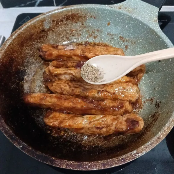 Tambahkan oregano kering. Aduk rata.