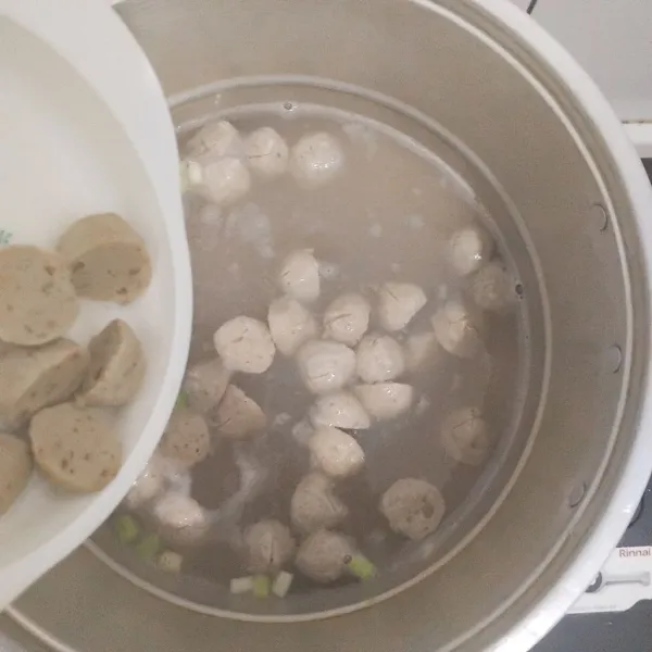 Masukkan bakso, masak lagi sampai air mendidih.