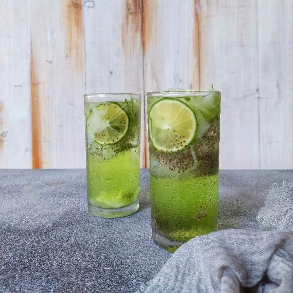 Tambahkan sirup yang sudah dicampur air tadi secukupnya dan tambahkan irisan jeruk nipis dan es Kuwut timun jeli kelapa siap disajikan.