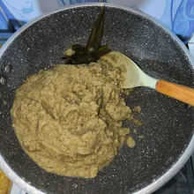 Haluskan kacang hijau dengan dichopper atau diulek.