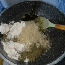 Tambahkan gula pasir, garam, dan tepung ketan.