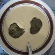 Masukkan kacang hijau ke dalam adonan pencelup.