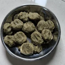Bentuk kacang hijau bulat pipih.