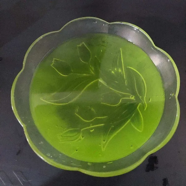 Siapkan wadah, campurkan sirup rasa melon dan air,aduk hingga rata dan sesuaikan kemanisannya.