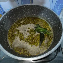 Rebus kacang hijau, daun pandan, dan air secukupnya hingga kacang hijau lunak dan air menyusut.
