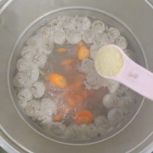 Taburkan kaldu ayam bubuk, lalu koreksi rasa.