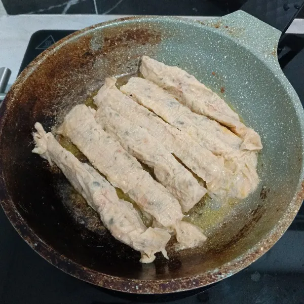 Masukkan fish roll.