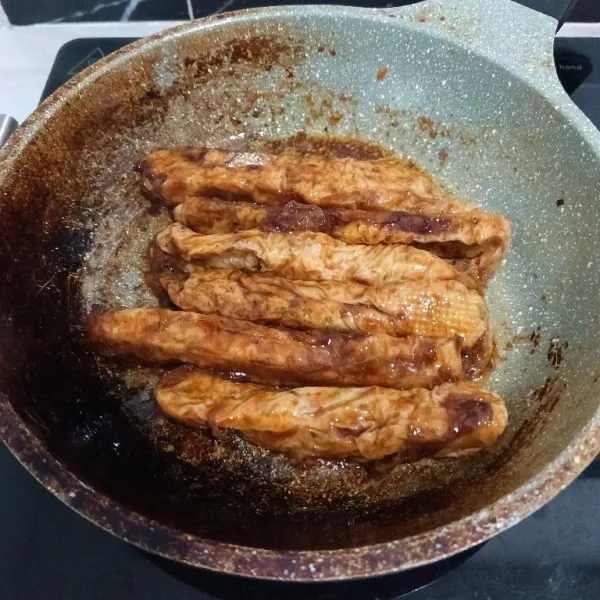 Kemudian aduk hingga tercampur rata. Masak dengan api kecil cenderung sedang.
