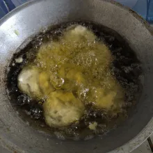 Goreng hingga kuning kecoklatan atau hingga matang.