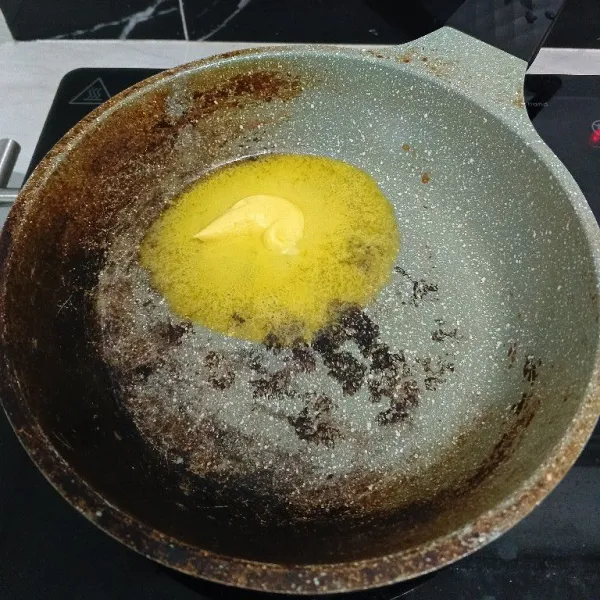 Panaskan teflon, lelehkan margarin.