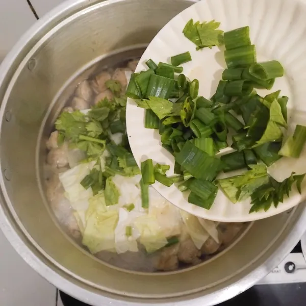 Taburkan daun bawang dan seledri.