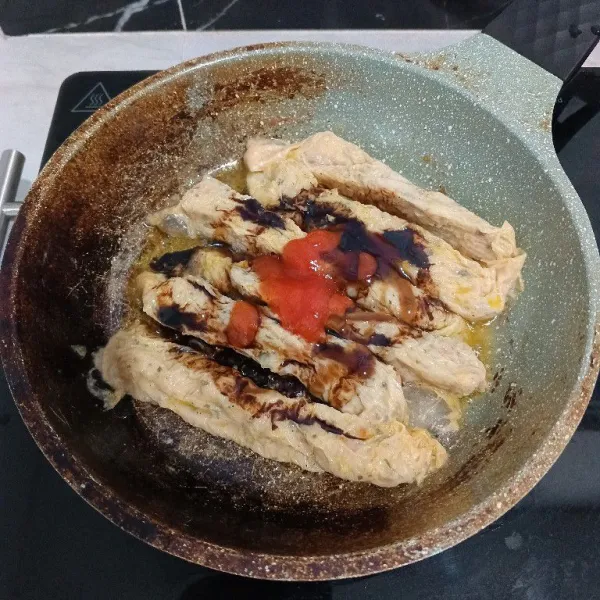 Tambahkan saus sambal, saus tiram, dan kecap manis.