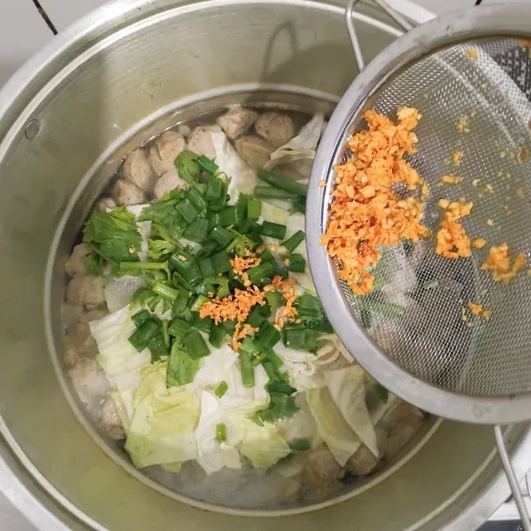 Masukkan bawang putih goreng, aduk kemudian matikan api. selesai.