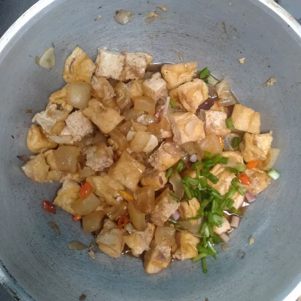 Masukkan irisan daun bawang, lalu aduk merata dan siap disajikan!