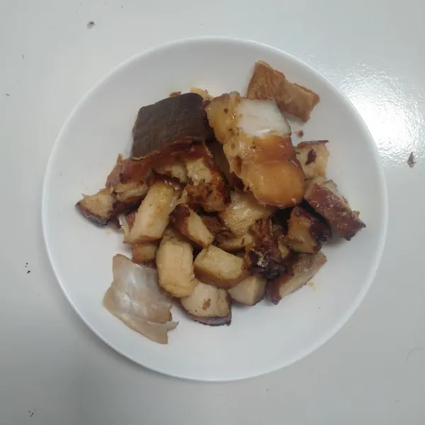 Iris ikan asap, kemudian goreng setengah matang. Lalu, sisihkan.