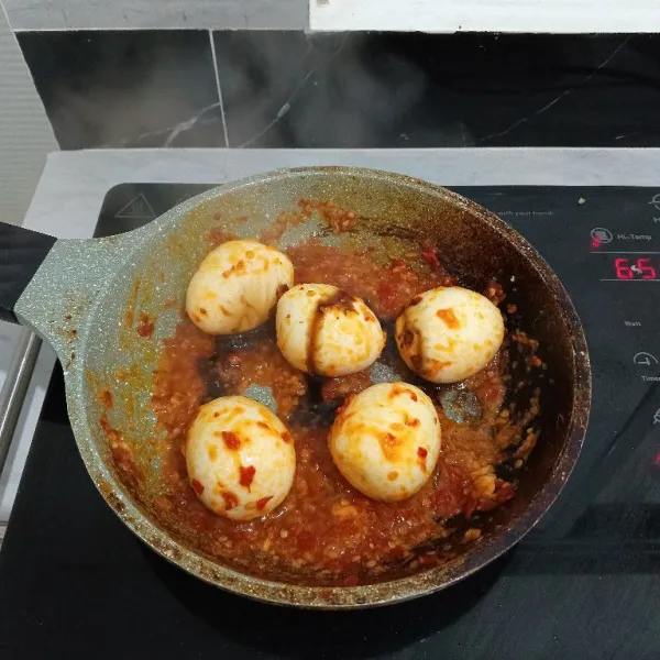 Tambahkan air, kecap manis, garam, kaldu bubuk dan gula. Aduk kembali hingga tercampur rata.
