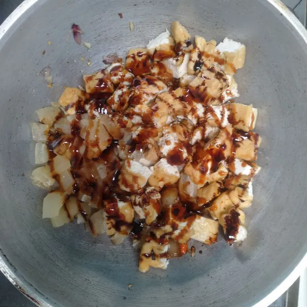 Beri kecap manis dan saus tiram.