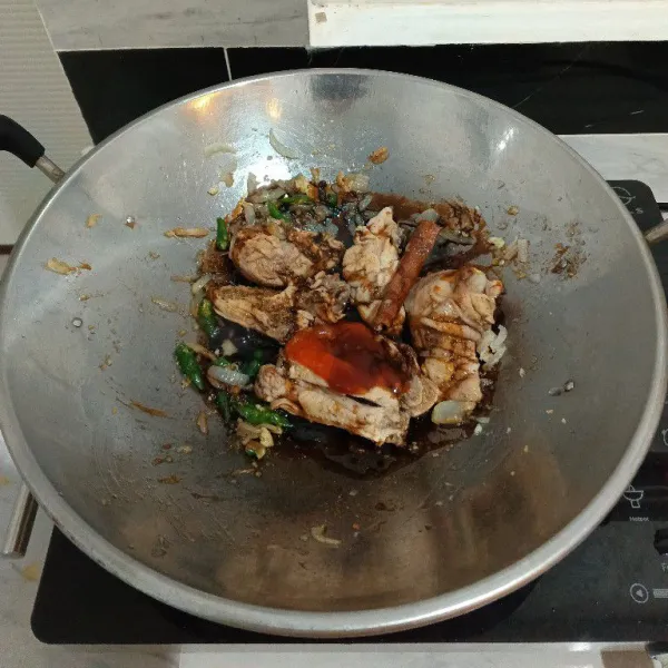Tambahkan saus tiram, saus tomat, saus sambal, garam, kecap manis dan kaldu bubuk. Aduk kembali hingga tercampur rata.