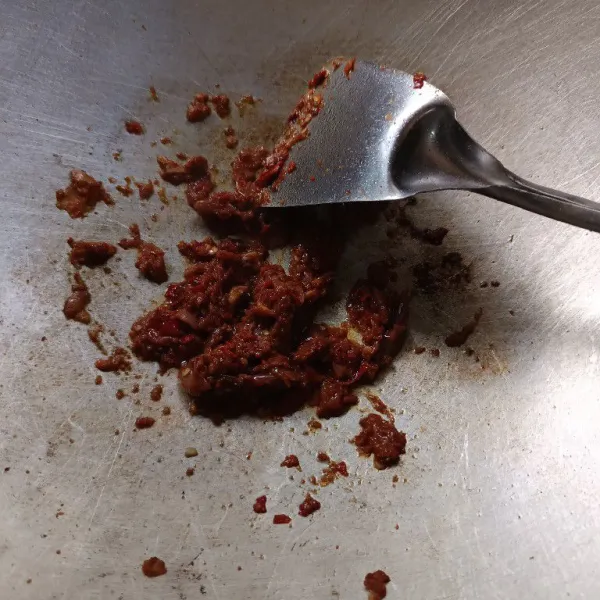 Tumis bumbu hingga harum.