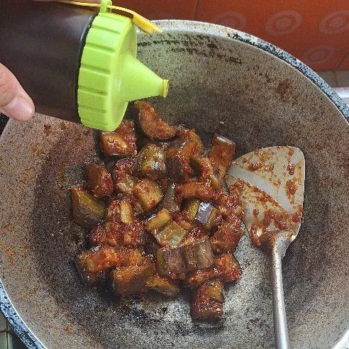 Masukkan saus tiram, kecap manis, lada bubuk, gula dan garam, campur hingga merata. Lalu tes rasa.