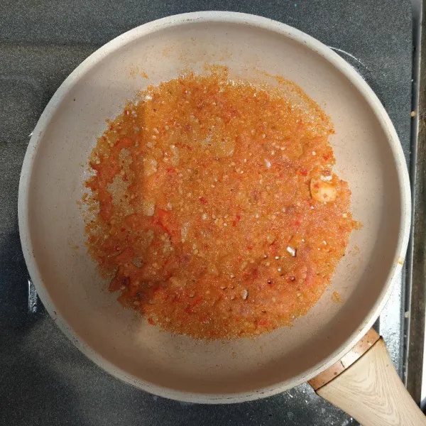 Tumis bumbu halus yang terdiri dari bawang merah, bawang putih, dan cabe rawit.