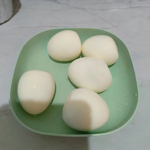 Siapkan telur rebus, sisihkan.