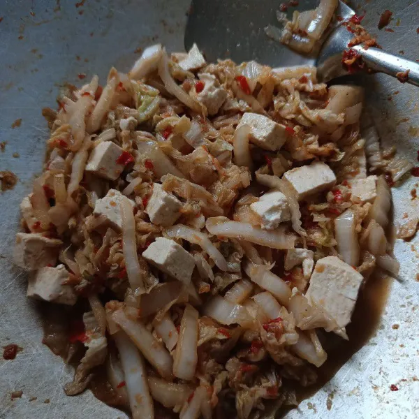 Masukkan tahu. Tambahkan sedikit air. Aduk sebentar. Masak hingga matang dan bumbu meresap. Angkat dan sajikan.
