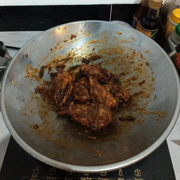 Masak hingga matang dan bumbu meresap, koreksi rasanya, siap disajikan.