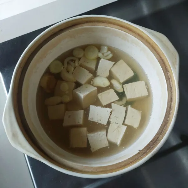 Tambahkan tahu, rebus sampai tahu empuk.