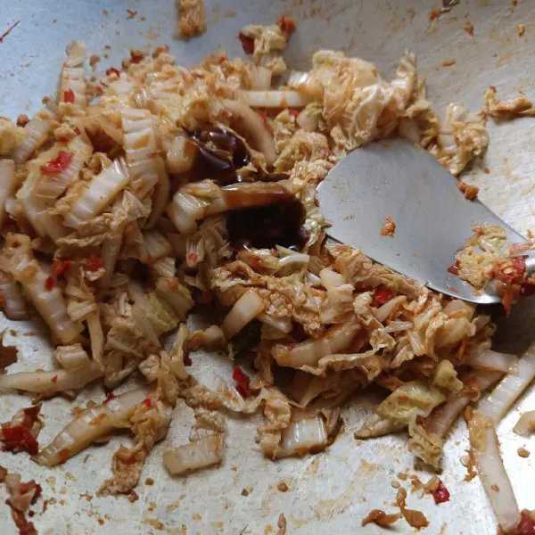 Tambahkan saus tiram, garam, gula, lada bubuk. Aduk rata.