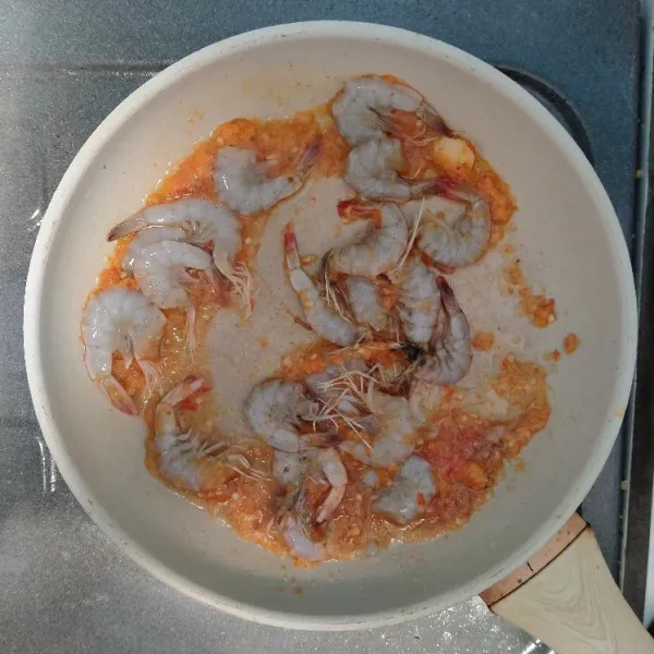 Masukkan udang, kemudian aduk merata.
