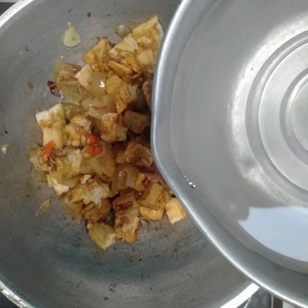 Masukkan air dan beri penyedap rasa.
