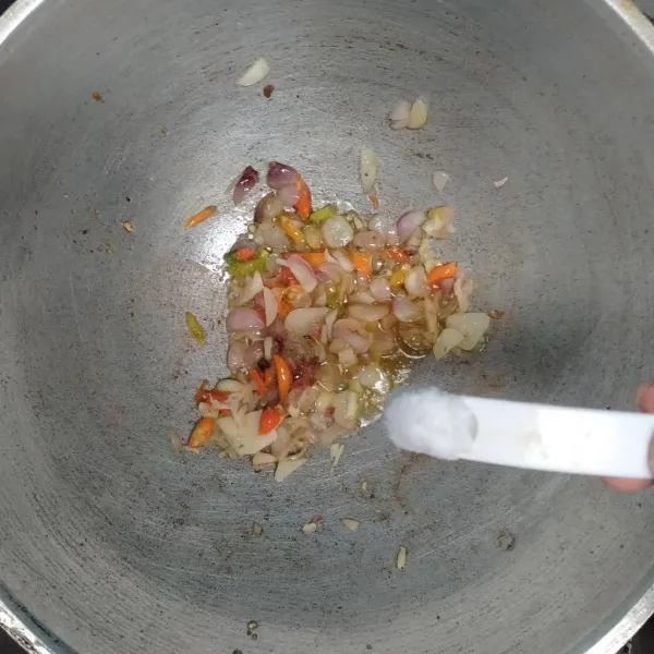 Masukkan garam, gula pasir, dan merica bubuk.