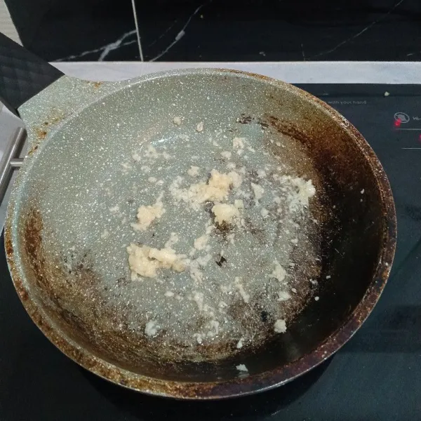 Tumis bawang putih hingga harum.
